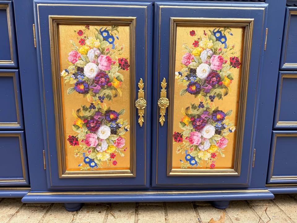 Redouté en bleu dresser / credenza with mirror
