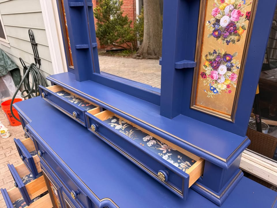 Redouté en bleu dresser / credenza with mirror
